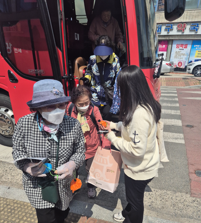 250403_추가4_대구시티투어군위전통시장코스방문_지역활력과(지역경제팀)(2)