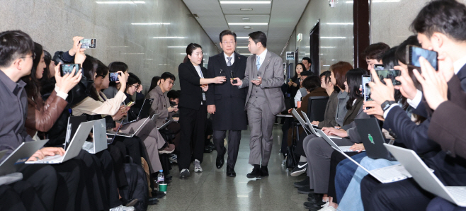 출근하는 민주당 이재명 대표<YONHAP NO-3852>