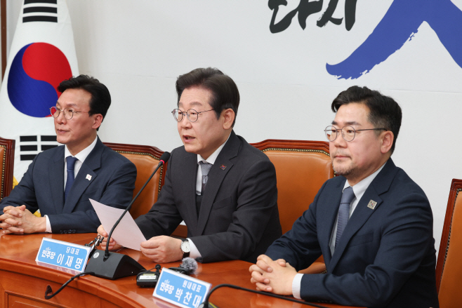 윤석열 파면 입장 밝히는 이재명 대표<YONHAP NO-4406>