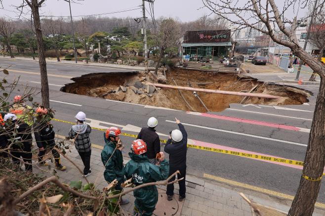 서울 한복판에 발생한 대형 땅꺼짐<YONHAP NO-3237>