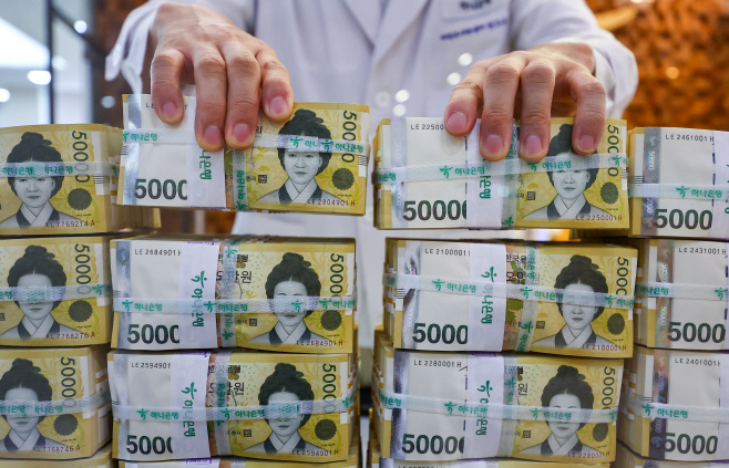 시중금리 하락에 절반 이하로 내려간 5만원권 환...<YONHAP NO-5138>