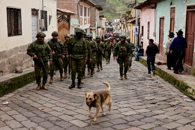 ECUADOR-ELECTION/GONZALEZ <YONHAP NO-3641> (REUTERS)
