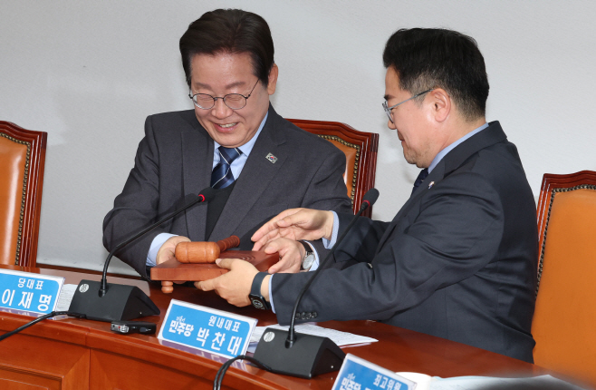 의사봉 넘기는 이재명 대표<YONHAP NO-4681>