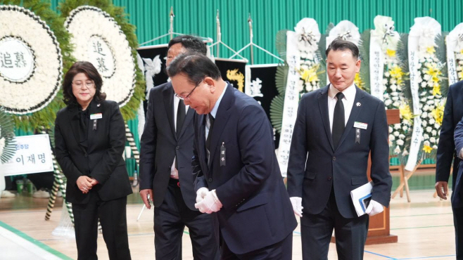 김부겸 전 국무총리, 산청군 산불 진화대 희생자...<YONHAP NO-2466>