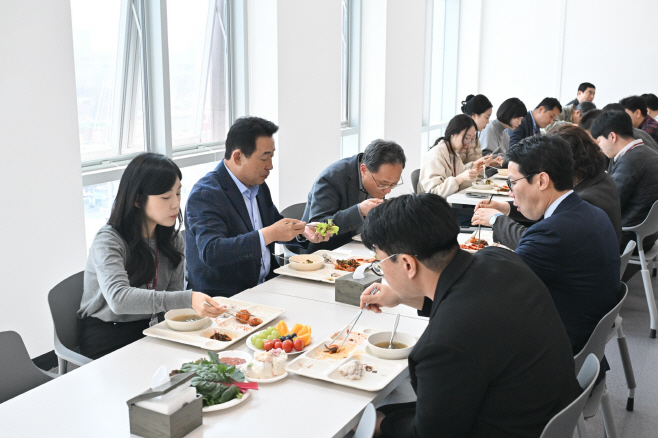 1-3 ‘직원 복지+지역 상생’...포천시 구내식당 운영 ‘호평’