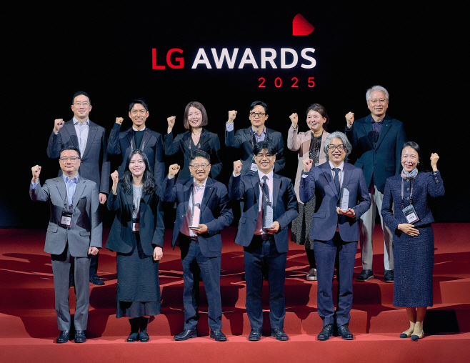 [사진1] 9일 경기도 이천 LG인화원에서 열린 LG 어워즈에서 구광모 (주)LG 대표(뒷줄 왼쪽 첫번째)가 고객 대표, 수상자들과 기념 촬영을 하고 있다