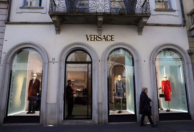 ITALY-PRADA/VERSACE <YONHAP NO-0651> (REUTERS)