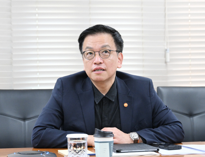 250410최상목 부총리-재경관 화상회의-서울청사 (1)