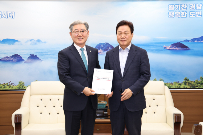 #1. 240410 보도사진2(의령군·경남도 '버스 공영제' 맞손...경남형이 전국 표준)