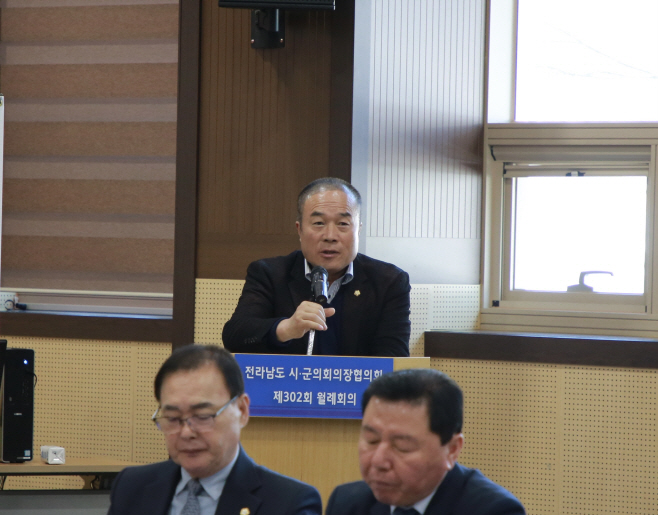 김강헌