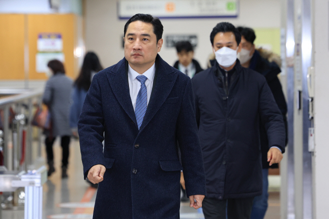 선고 공판 향하는 강용석 변호사