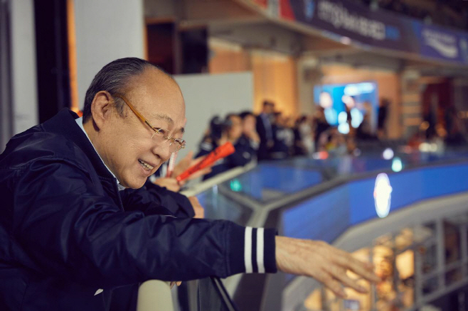 한화그룹 김승연 회장이 이글스 경기를 찾은 팬들과 인사하고 있다