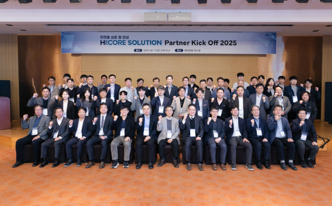 사진2. 'H CORE SOLUTION Partner Kick Off 2025'의 참석자들이 단체사진을 촬영하며 성공적인 기술 개발을 다짐하고 있다
