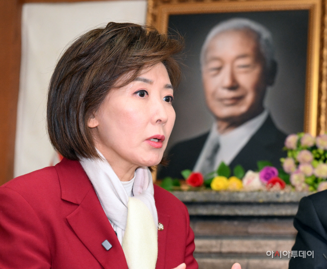 [포토]이화장에서 이영일 전 의원과 대화하는 나경원 의원