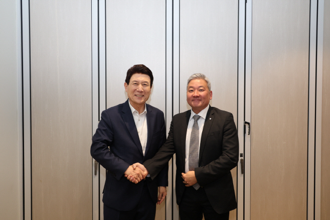 이강덕 포항시장이 서울 강남구 소재 식당에서 이주옥 세계경제