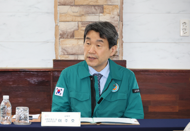 산불 피해학교 현장 방문한 이주호 부총리<YONHAP NO-4702>