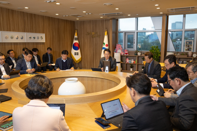 사진1. 오세훈 서울시장이 14일(월) 오후 ‘안전점검 회의’에서 지반침하 안전관리 대책 등 주요 시민안전 대책을 점검하고 있다.