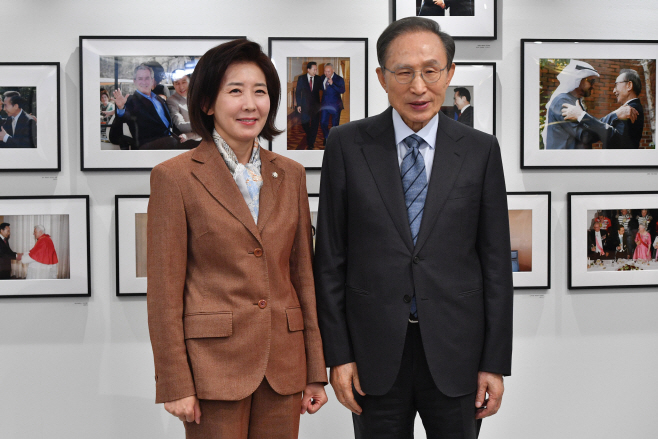 기념 촬영하는 이명박 전 대통령-나경원 의원<YONHAP NO-6858>