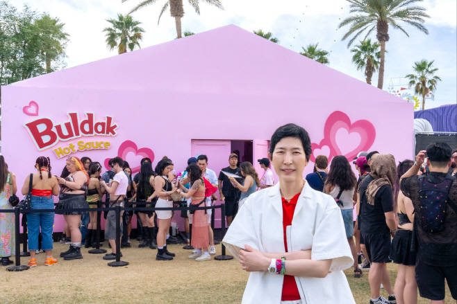 [사진자료 2] 불닭소스 부스를 찾는 김정수 부회장