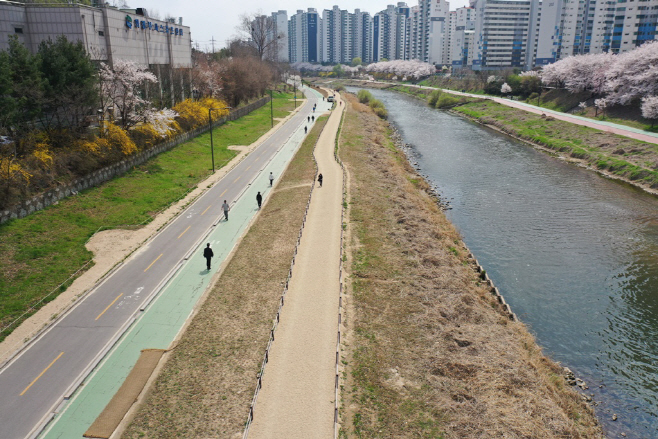 4.도시디자인과([기획]길이 바뀌면 도시가 달라진다, 의정부의 걷고 싶은 변화)2맨발의청춘길