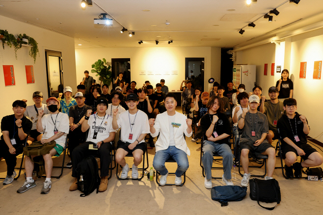 1-1. [도봉사진] 오언석 도봉구청장이 지난해 7월 열린 청년 음악인 간담회에서 참석자들과 기념 촬영을 하고 있다( (1)