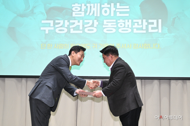 [포토] 박강수 마포구청장, 자치구 지원사업 성과평가 최우수 수상