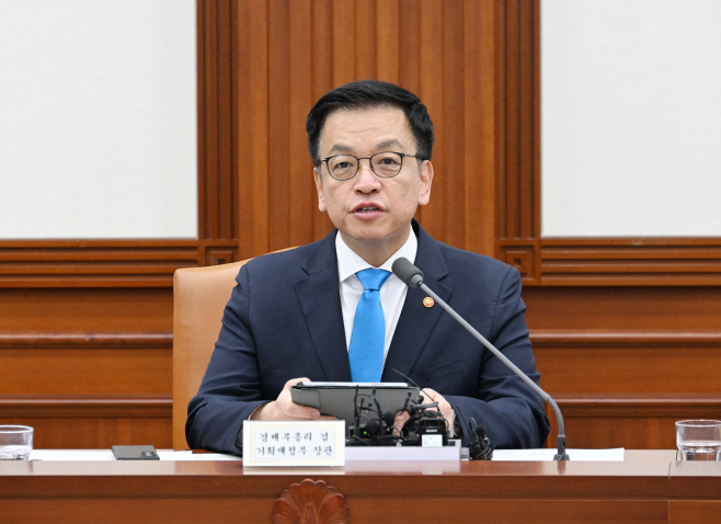 250409최상목 부총리-경제관계장관회의 겸 산업경쟁력강화 관계장관회의-서울청사 (1)