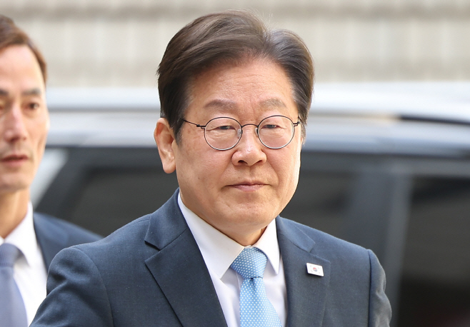 이재명 전 대표 법원 출석<YONHAP NO-2578>