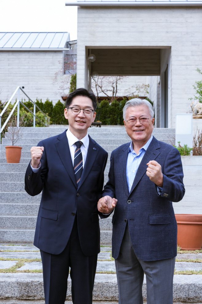 문재인 전 대통령 만난 김경수 전 경남지사<YONHAP NO-7994>