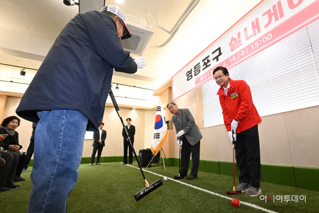 [포토] 게이트볼 기본자세 배우는 최호권 영등포구청장