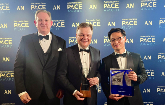 (왼쪽부터) 한온시스템, 브라이언 트루도(Brian Trudeau) 부사장 북미사업 총괄, 울리 스투헤츠 (Uli Stuhec) CTO, 박지용 리드 엔지니어