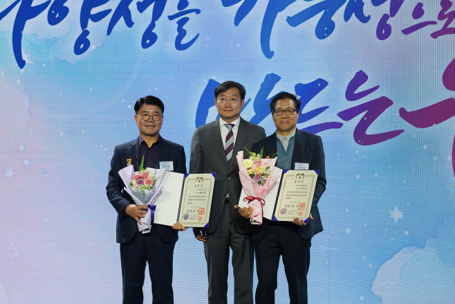 사진_황영달 삼일행복나눔 대표이사 기념촬영