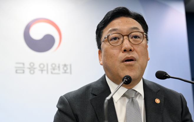 [포토]기자간담회에서 발언하는 김병환 위원장