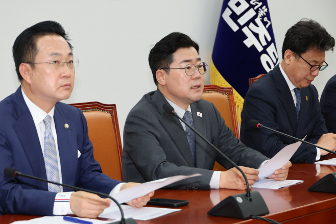 민주당 원내대책회의<YONHAP NO-3230>