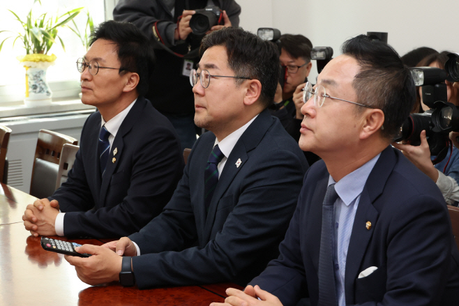 이재명 대선 출마선언 영상 지켜보는 박찬대 직...<YONHAP NO-4423>