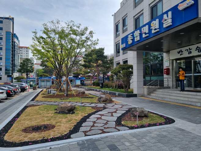 김천시청 앞 쉼터  2개월만에 완공… 시민 휴식 공간으로