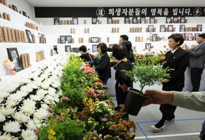 제주항공 참사 100일 '봄꽃화단' 만들기<YONHAP NO-4378>