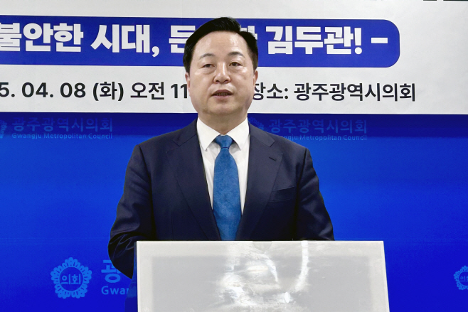 기자회견하는 김두관 전 의원<YONHAP NO-4462>