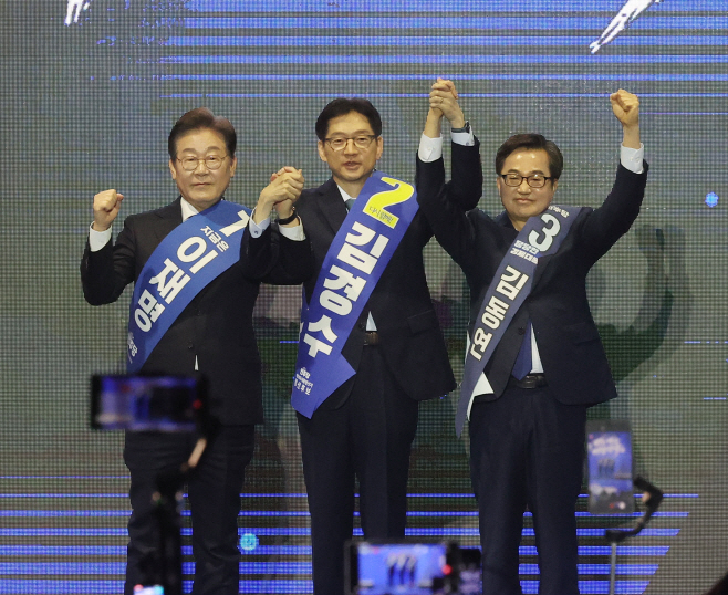 영남권 합동연설회서 인사하는 민주당 대선 경선...<YONHAP NO-3565>