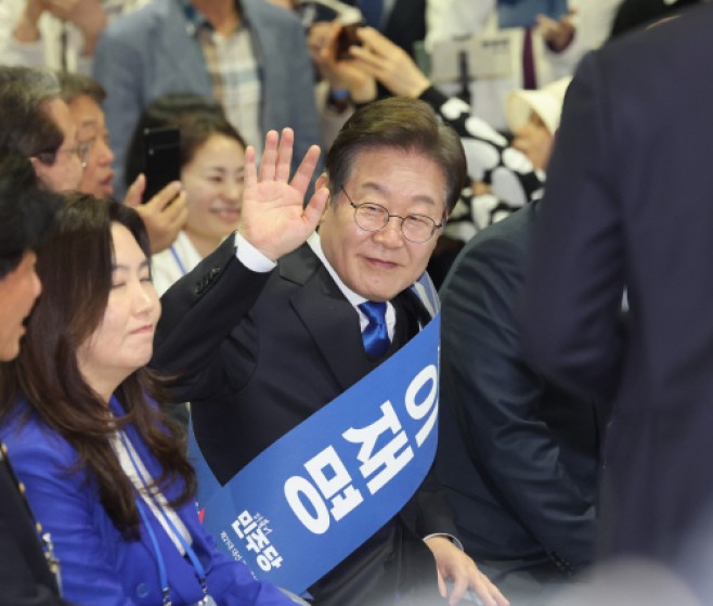 이재명, 지지자들에게 인사<YONHAP NO-3727>