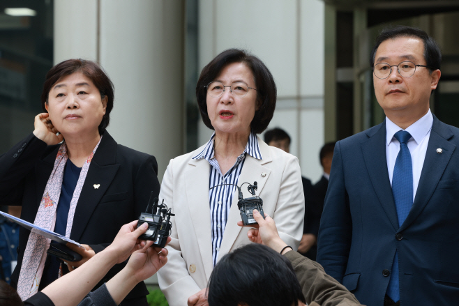 윤 전 대통령 내란 혐의 두 번째 재판 앞서 기자회견 하는 추미애 의원