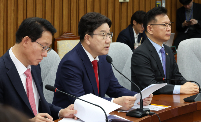 원내대책회의에서 발언하는 권성동 원내대표<YONHAP NO-2273>
