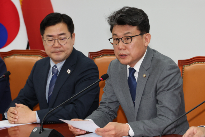 발언하는 진성준 정책위의장<YONHAP NO-2370>