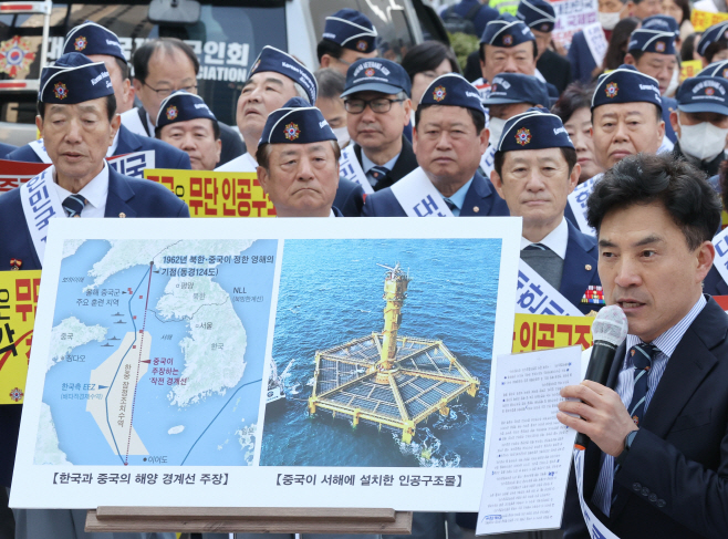 중국이 서해에 설치한 인공 구조물<YONHAP NO-3201>