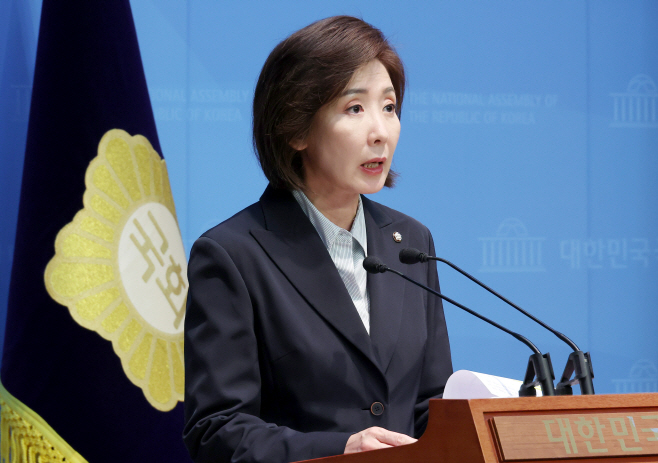 공약 관련 기자회견하는 나경원 후보<YONHAP NO-4208>