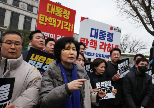 계란 봉변 당한 민주당 백혜련 의원<YONHAP NO-1772>