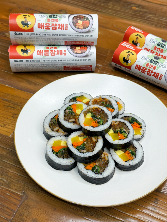 사진2_GS25 전국 김밥 일주 시리즈 첫 상품 '롤앤롤 매콤 잡채 김밥'