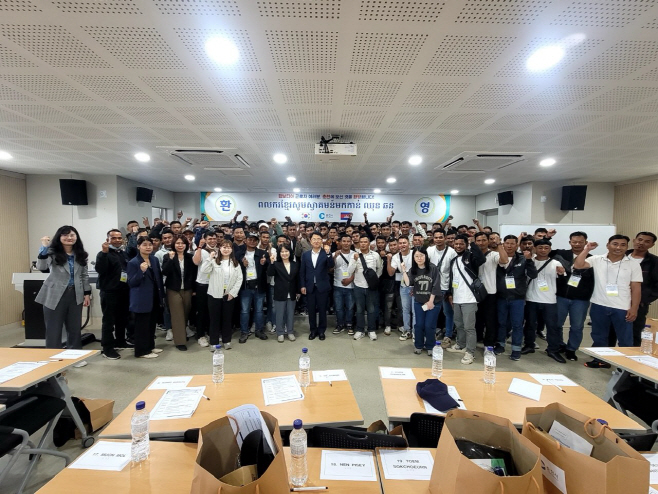 춘천시, 외국인 계절근로자 180명 입국…농가 일손 부족 해소-1