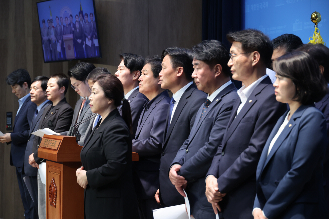 전정권정치탄압대책위, 문재인 전 대통령 기소 ...<YONHAP NO-5352>
