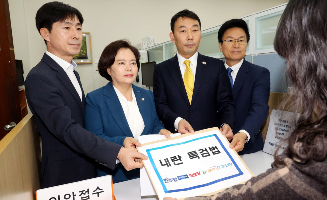 국회 의안과에 내란 특검법 제출<YONHAP NO-4475>